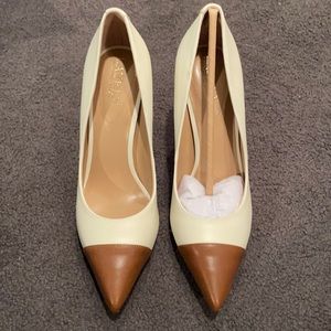 NWOT Ralph Lauren Lindella leather heels